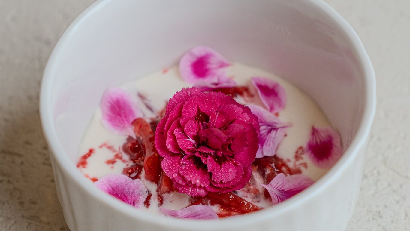 Claveles sobre fresas con nata